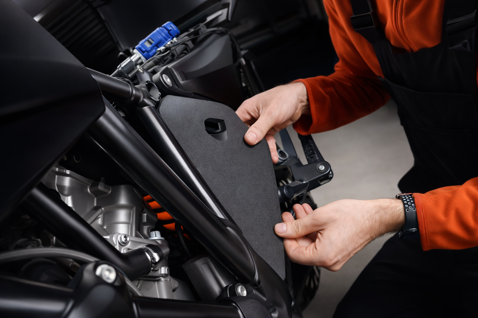 Установка автосмазчика MOTIQ KTM Adventure Edition в специальное место рамы на примере KTM 1190